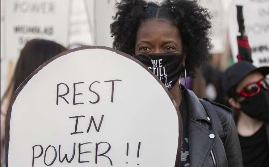 U Americi protesti zbog puštanja na slobodu policajca optuženog za Floydovo ubistvo
