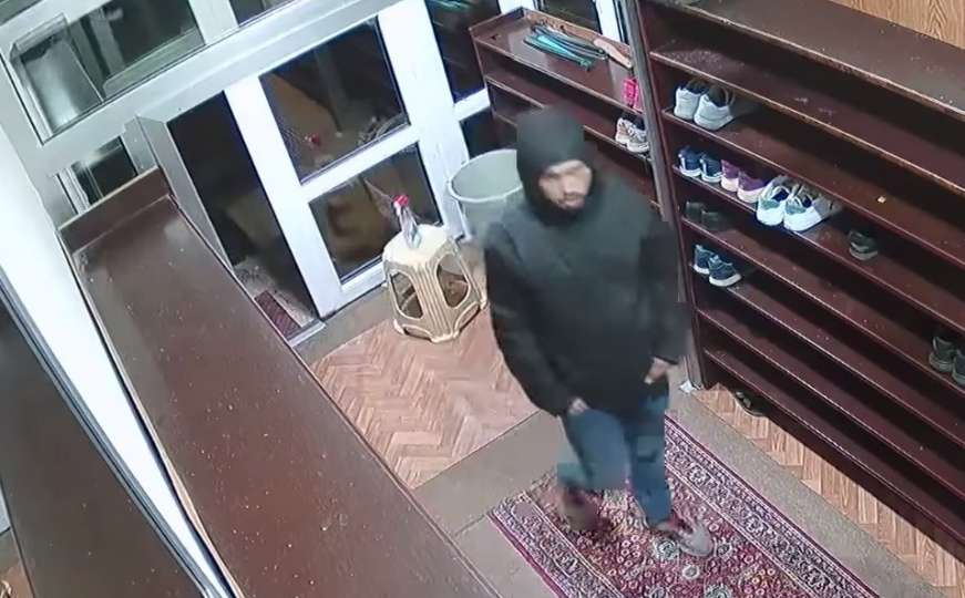 Objavljen snimak muškarca koji je u džamiji u Sarajevu ukrao patike
