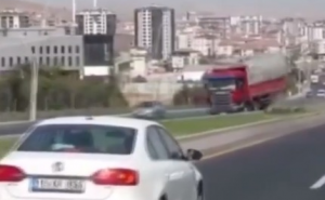 Kad kamionu otkažu kočnice, nastane haos na cesti