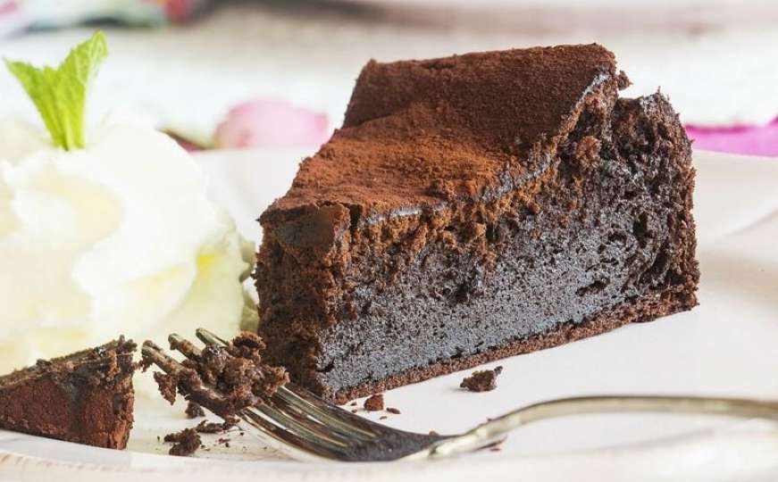 Samo 2 sastojka: Najlakši recept za predivnu tortu od čokolade