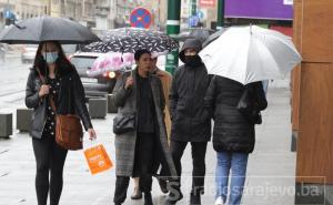 Jesen u punom zamahu: Kaputi, kišobrani, šalovi na ulicama Sarajeva