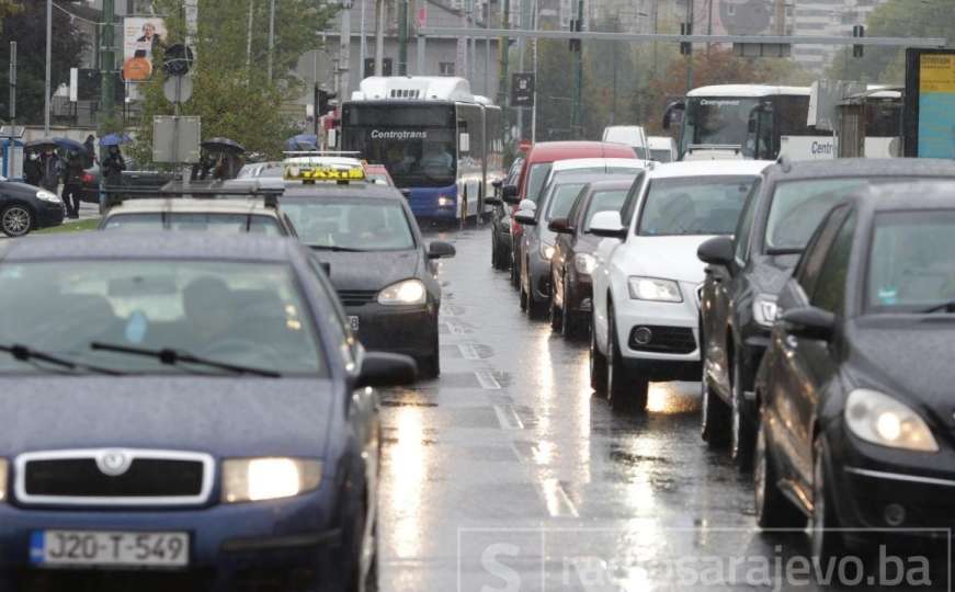 Kiša, gužve i javni prijevoz: Saobraćajni kolaps u Sarajevu