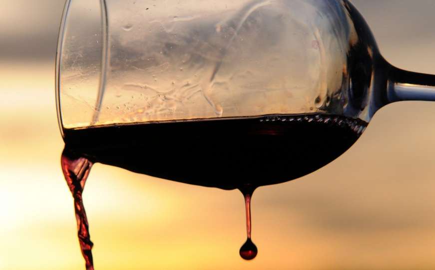 Jednostavno je: Kako skinuti mrlje od crnog vina