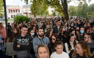 Mostar: Nekoliko stotina studenata protestiralo pred Rektoratom