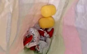 Priča iz Srbije: Poštar pojeo mališanima kinder jaja iz pošiljke