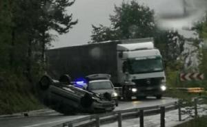 Nova nesreća na bh. putevima: Automobil završio na krovu 