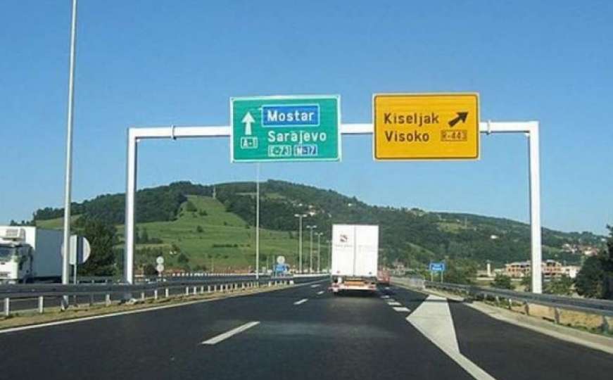 Saobraćajna nesreća na autoputu na ulazu u Sarajevo, usporen saobraćaj