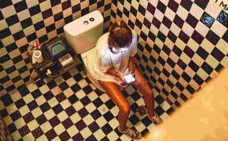 Nosite li telefon čak i u toalet: Ta navika može biti veoma štetna
