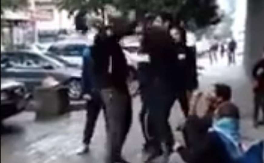 Snimak koji kruži društvenim mrežama: 4 huligana pretukla mladića