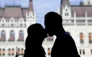 Italija: Par papreno kažnjen zbog poljupca, kršili mjere