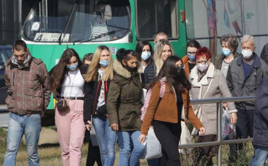 Užurbani ponedjeljak u Sarajevu: Ulice pune, maske za neke samo pojam