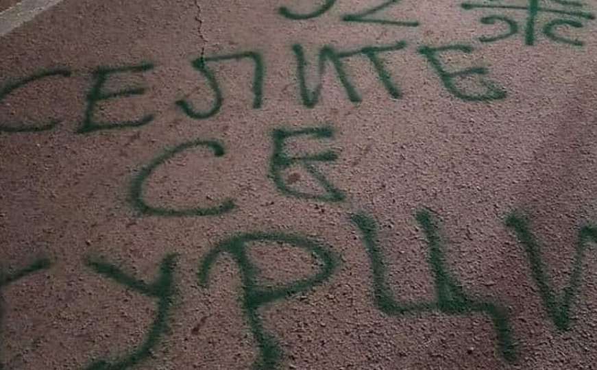 "Selite se Turci": Otkrivene osobe koje su pisale grafite protiv Bošnjaka u Pljevljima