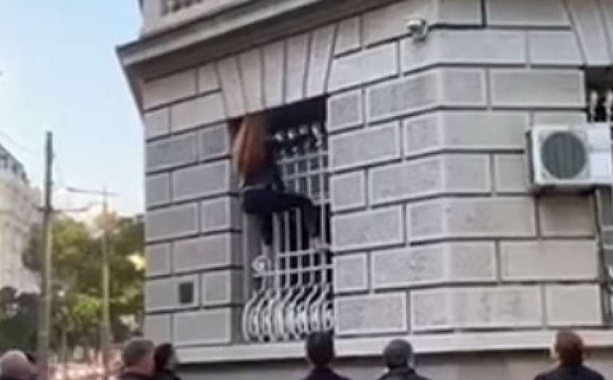 Nesvakidašnje: Popela se na prozor zgrade Predsjedništva Srbije i radila - vježbe