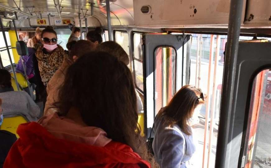 Vožnja u sarajevskim tramvajima: Pridržavaju li se građani mjera?