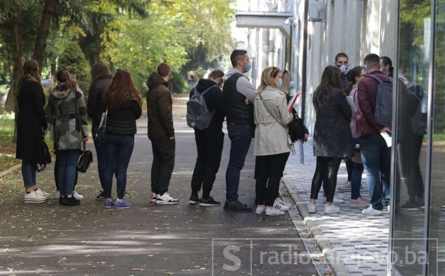 Nastavljene gužve ispred fakulteta: Studenti satima čekaju na upis