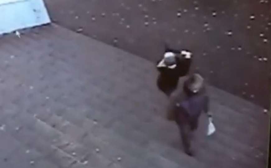 Objavljen snimak: Nastavnika napao palicom ispred škole