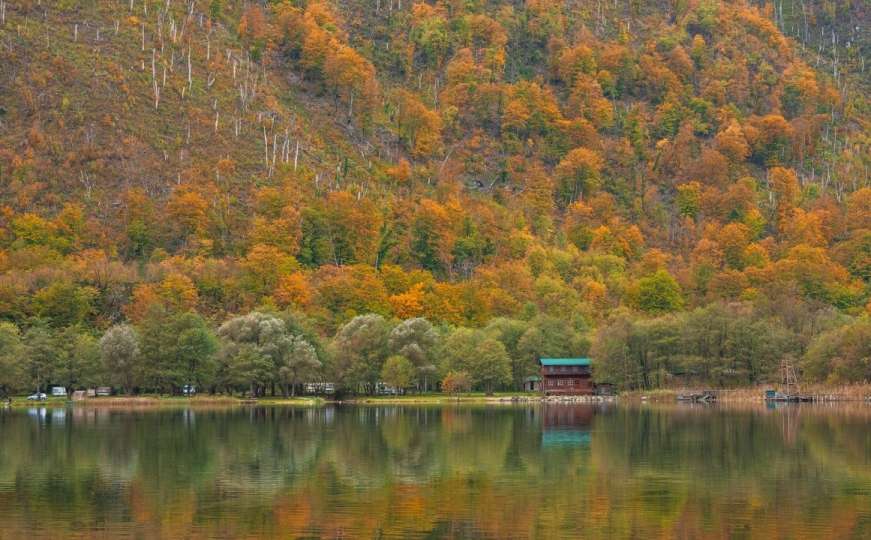 Kada priroda uzme kist u ruke: Uživajte u jeseni na Boračkom jezeru 