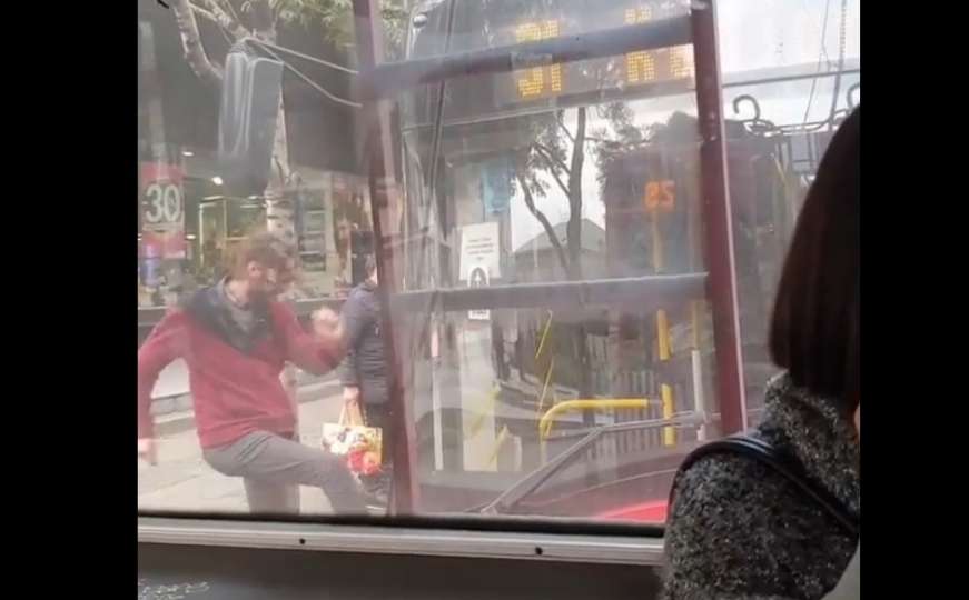 Putnici gledali i snimali: Mladić šutirao autobus na liniji 31