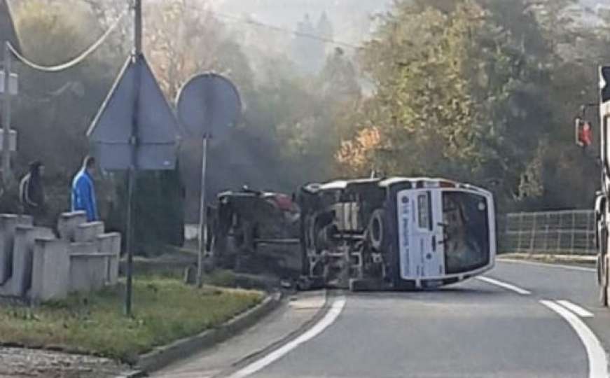 Strašan udes u BiH: Oba vozila završila na boku