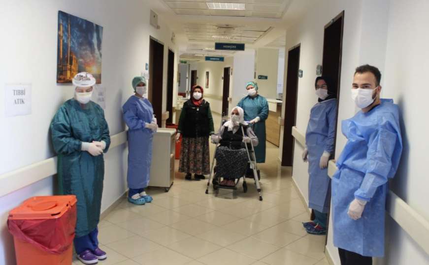U Turskoj starica (110) pobijedila koronavirus, ispraćena je aplauzom 