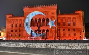 Sarajevska Vijećnica obasjana bojama zastave Turske 