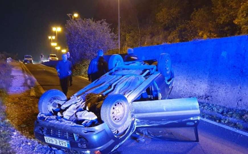 Nesreća u BiH: Automobil nakon sudara završio na krovu, povrijeđena jedna osoba
