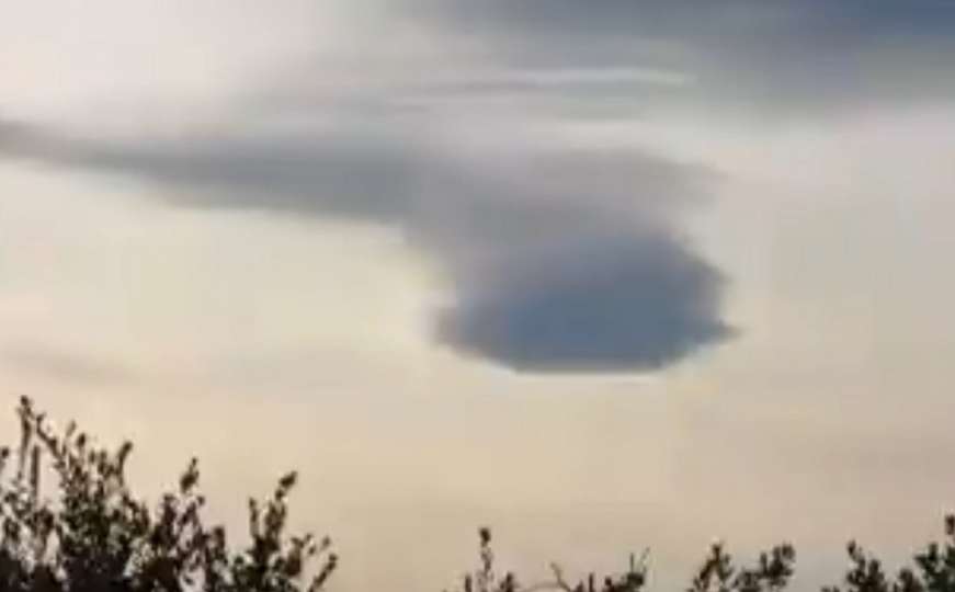 Snimak čudne pojave: Jedan oblak stoji, svi ostali se kreću