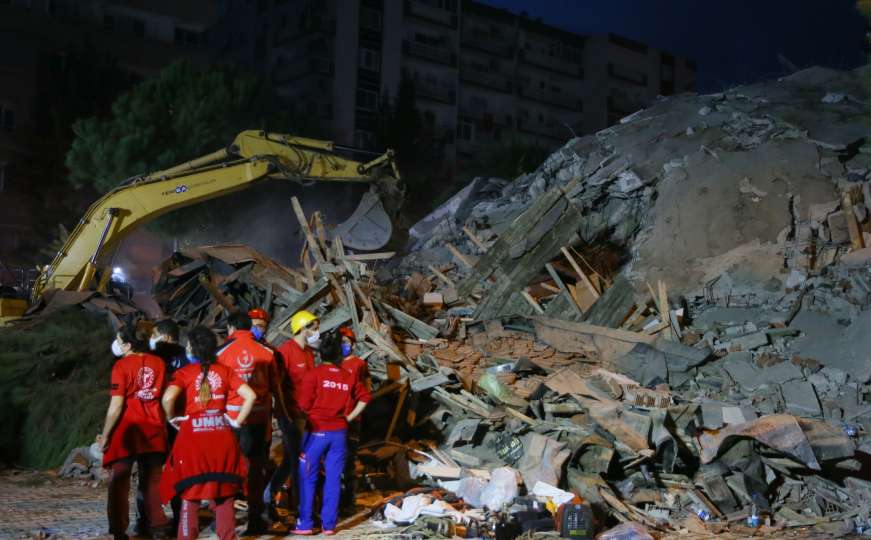Čudo u Izmiru: Majka i troje djece izvučeni iz ruševina, pogledajte snimak