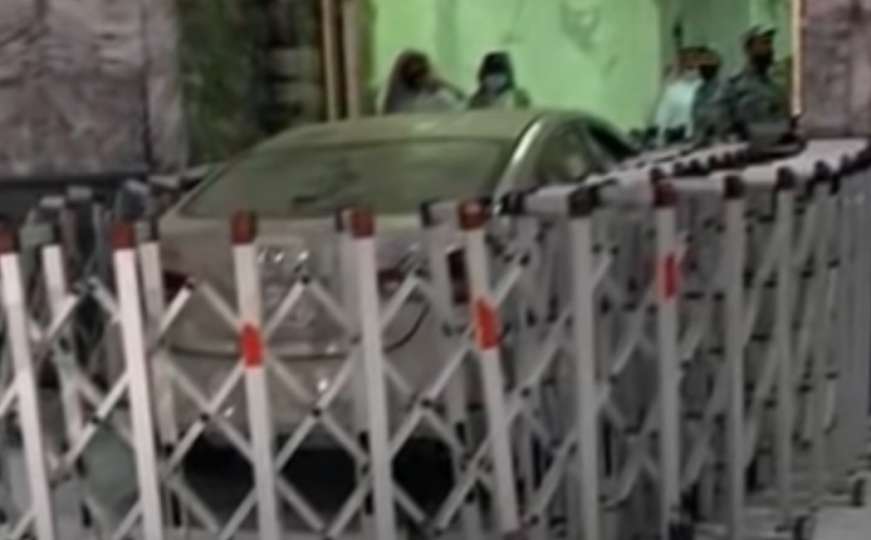 Objavljen snimak incidenta: Autom se zabio u Veliku džamiju u Meki