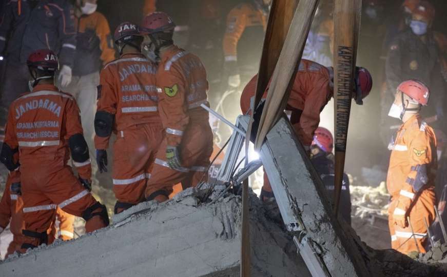 Život je pobijedio u Izmiru: Iz ruševina spašene dvije osobe 34 sata nakon potresa