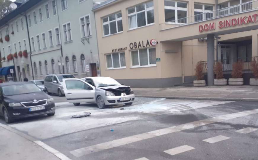 Gorilo u centru Sarajeva: Renault se zapalio u vožnji 