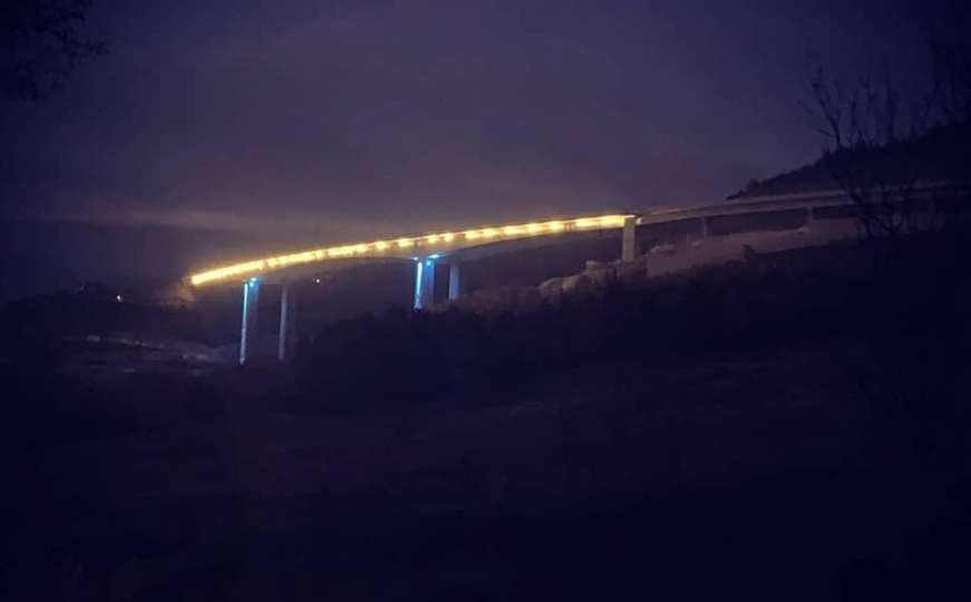 Najviši vijadukt na koridoru Vc u bojama zastave Bosne i Hercegovine
