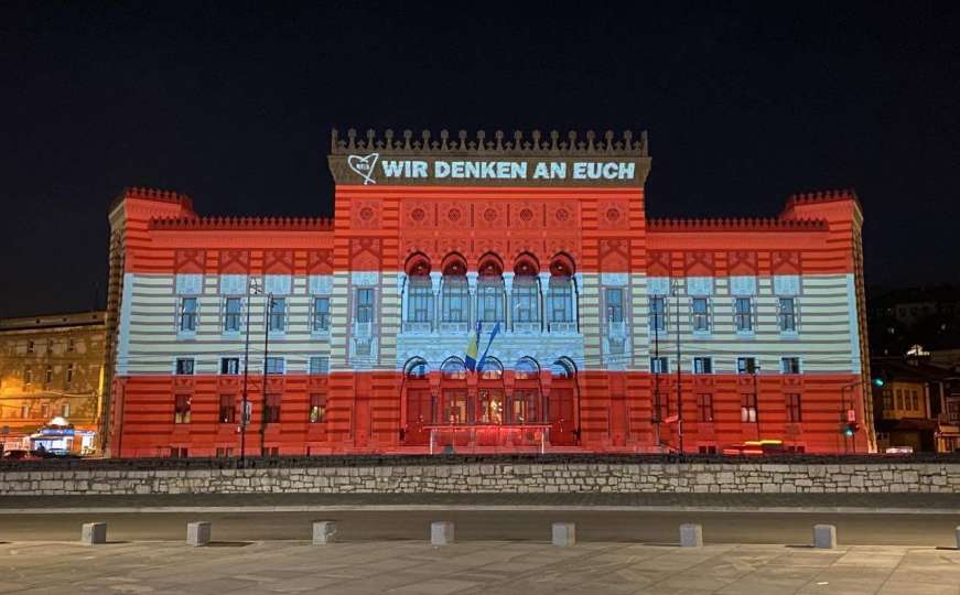 Vijećnica u bojama austrijske zastave u znak solidarnosti s građanima Beča