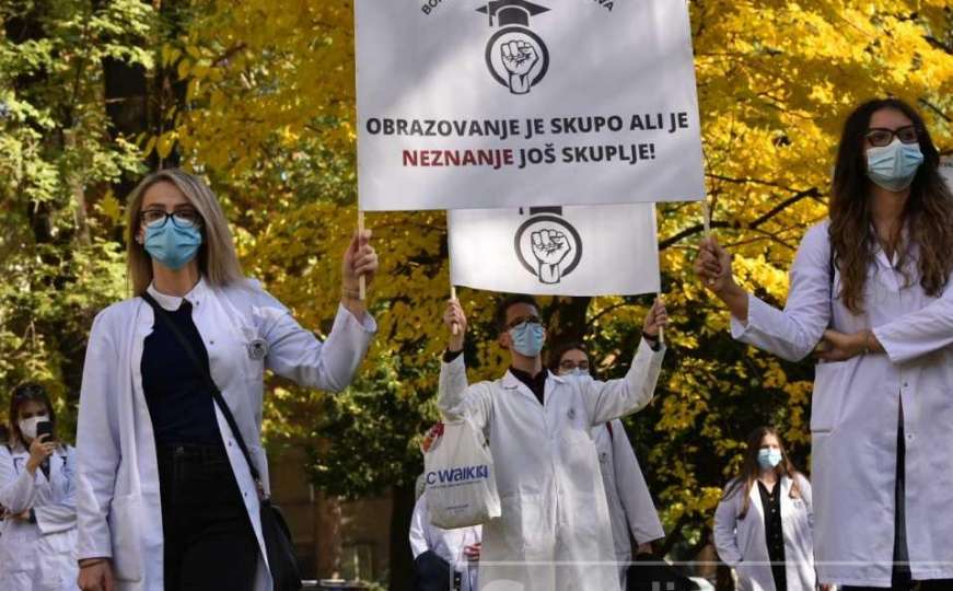 Ogorčeni studenti u Sarajevu na protestima pitali "Ko će sutra da nas liječi?"
