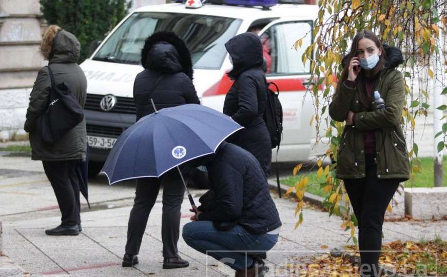 Haos ispred sarajevskih domova zdravlja: Pacijenti satima čekaju na kiši