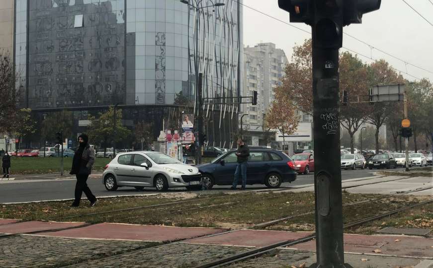 Nesreća u Sarajevu: Sudar dva vozila, gužva u saobraćaju