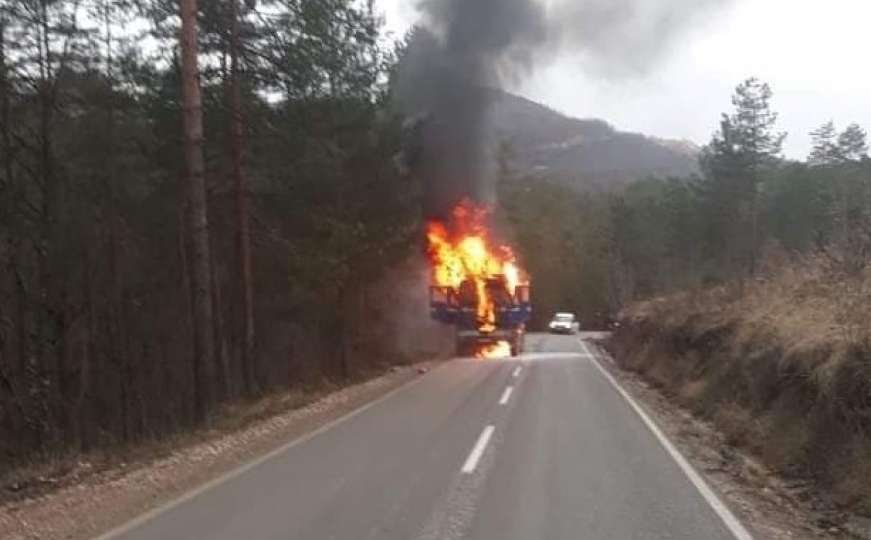 Dramatično na bh. cesti: Kamion se zapalio u vožnji