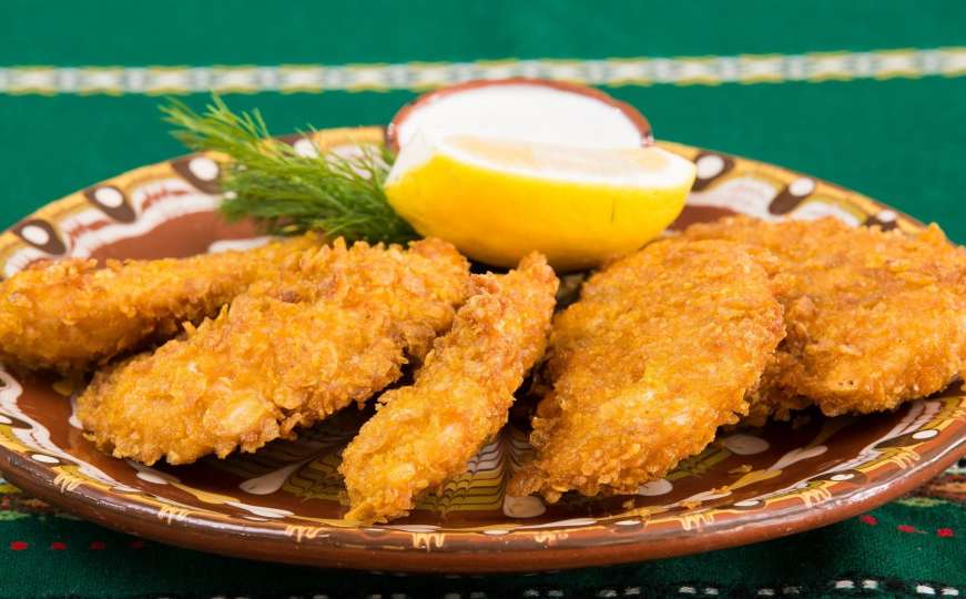 Hrskava spolja, sočna iznutra: Preukusna crispy piletina koju vole svi 