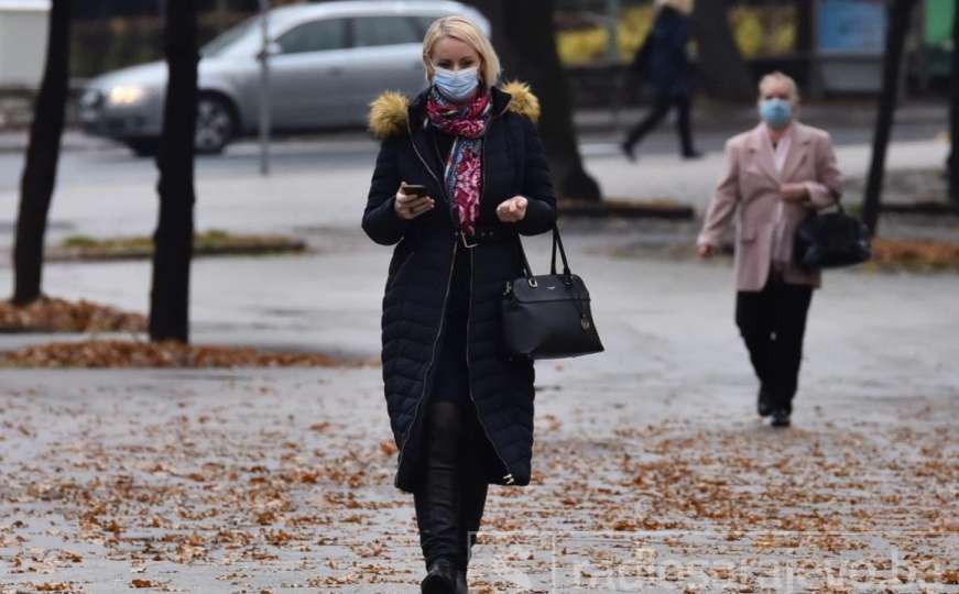 Kišobrani, kaputi i šetnja: Tmuran i hladan dan u Sarajevu
