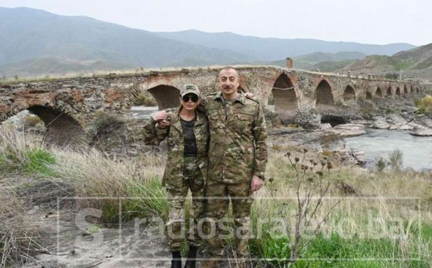 Predsjednik Azerbejdžana pozirao sa suprugom na oslobođenoj teritoriji