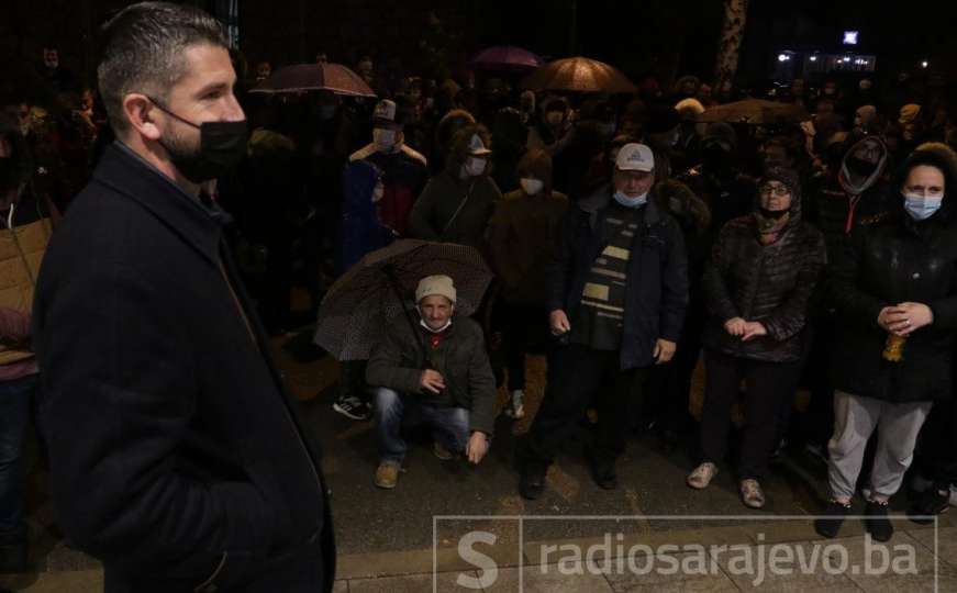  Građani Ilijaša i večeras se okupili ispred zgrade Općine