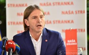 Peđa Kojović na Twitteru objavio zanimljivu fotografiju iz Mostara, s jakom porukom