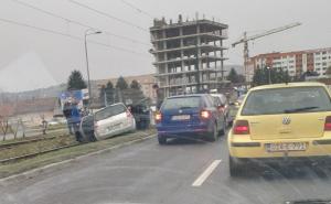 Nesreća u Sarajevu: Automobil završio na šinama na Stupu