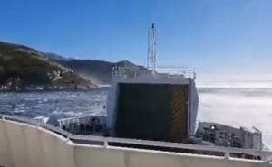 Pogledajte snimak borbe trajekta sa orkanskom burom