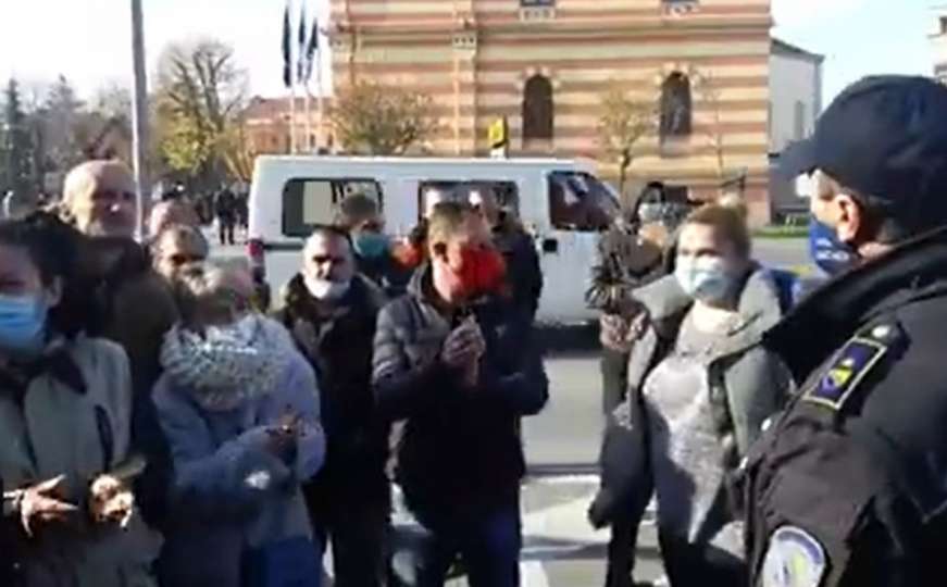U gradu u BiH na snazi i policijski sat: Počeli veliki protesti protiv mjera