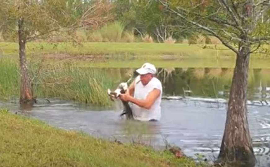 Pogledajte kako je čovjek spasio svog psića iz ralja aligatora