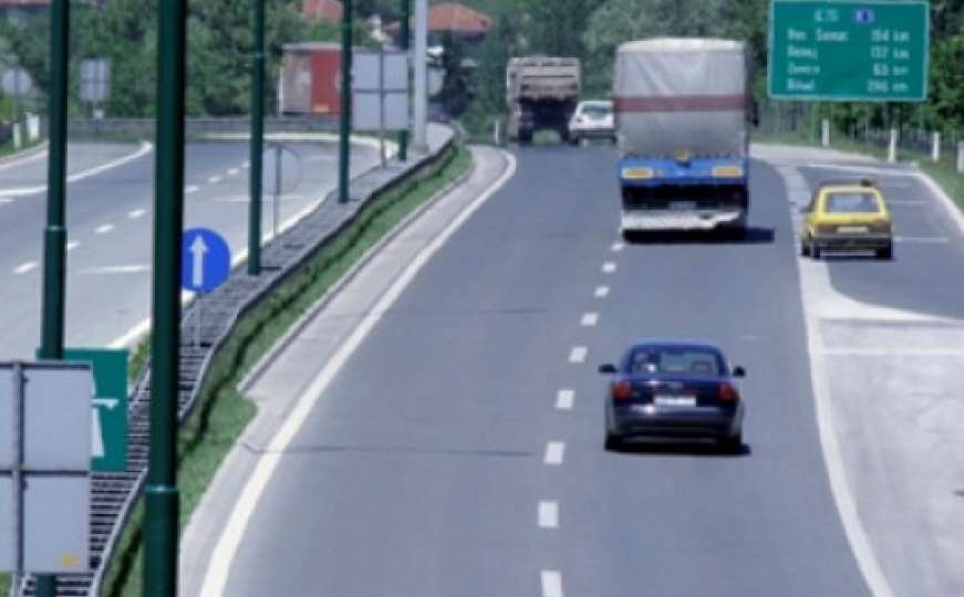 Zbog puknute cijevi jako otežan saobraćaj na magistrali u BiH