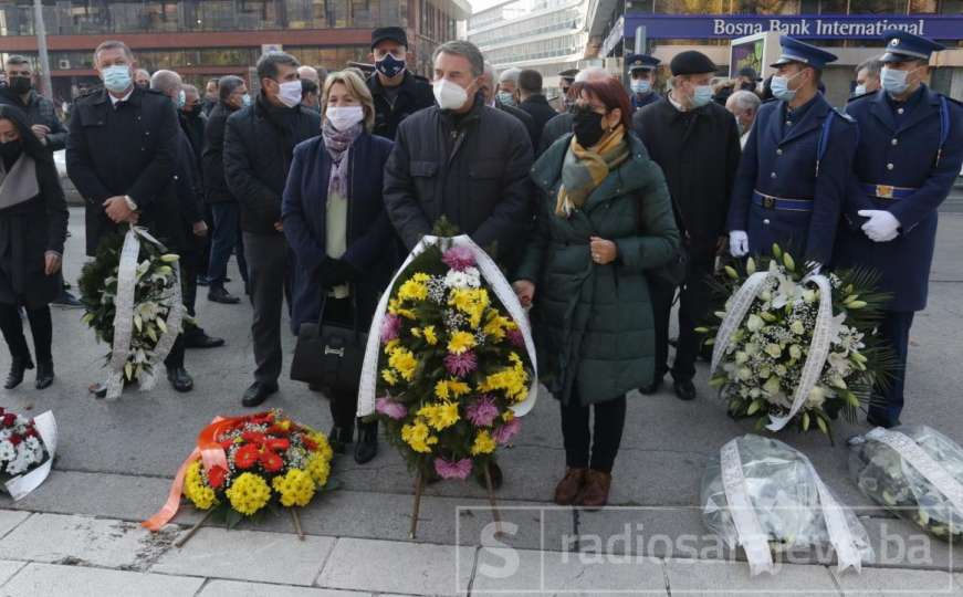 Položeno cvijeće na Spomen-obilježju ubijenoj djeci opkoljenog Sarajeva
