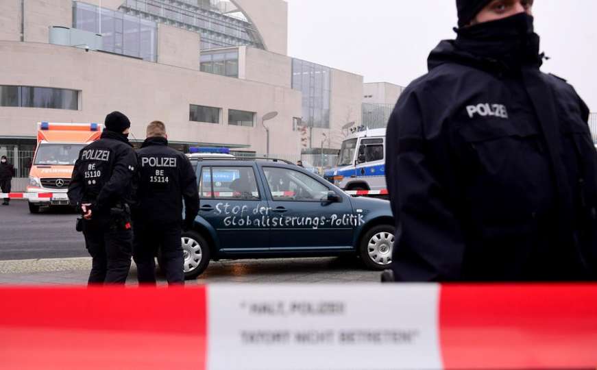 Automobil se zabio u kapiju ureda Angele Merkel