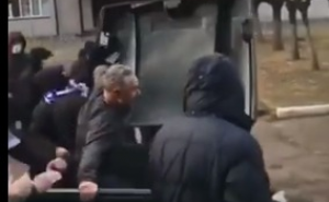 Nevjerovatne scene: Huligani bacili direktora u kontejner i gurali ga ulicom